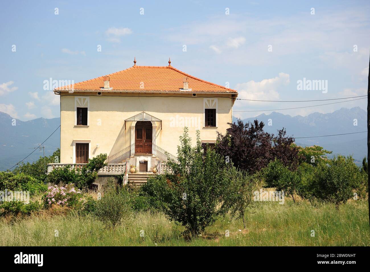 Rue principale à Petreto Bichisano. Banque D'Images