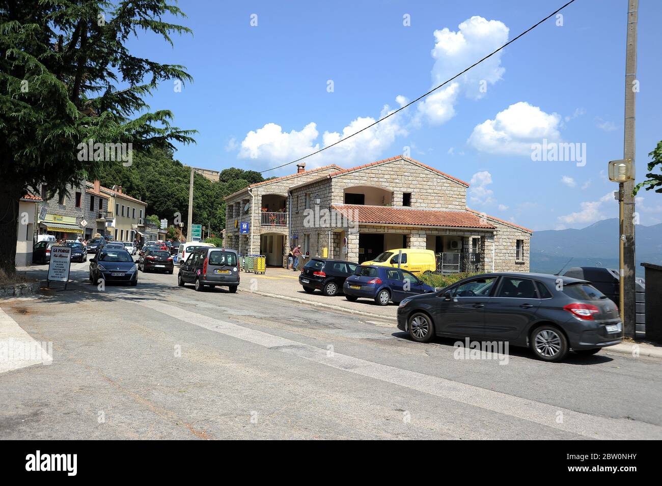 Rue principale à Petreto Bichisano. Banque D'Images