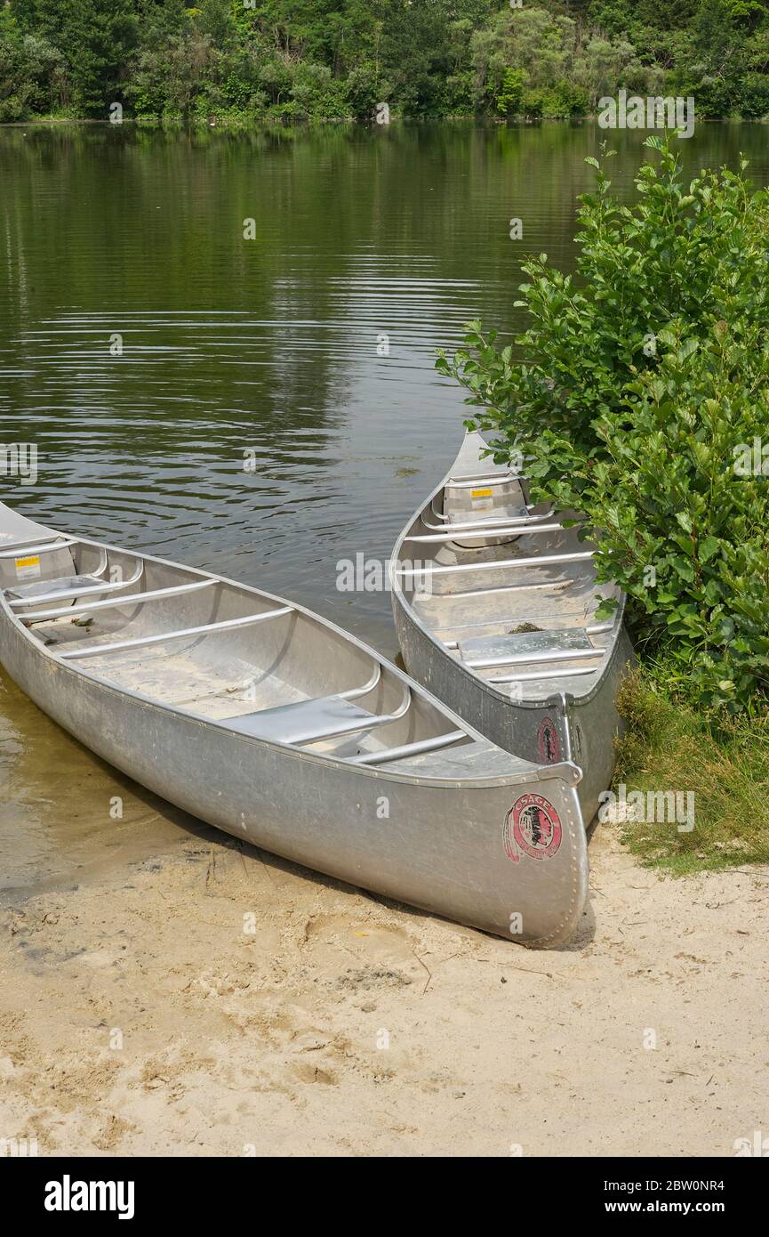 deux canoës en aluminium sur la plage du petit étang Banque D'Images