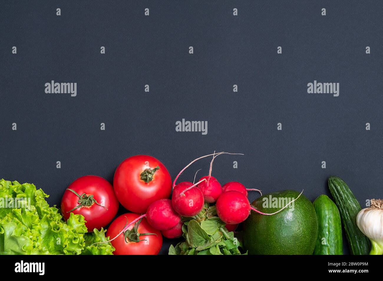 Un fond alimentaire sain, des produits de régime alcalin tendance sur fond noir. Vue ci-dessus avec espace de copie Banque D'Images