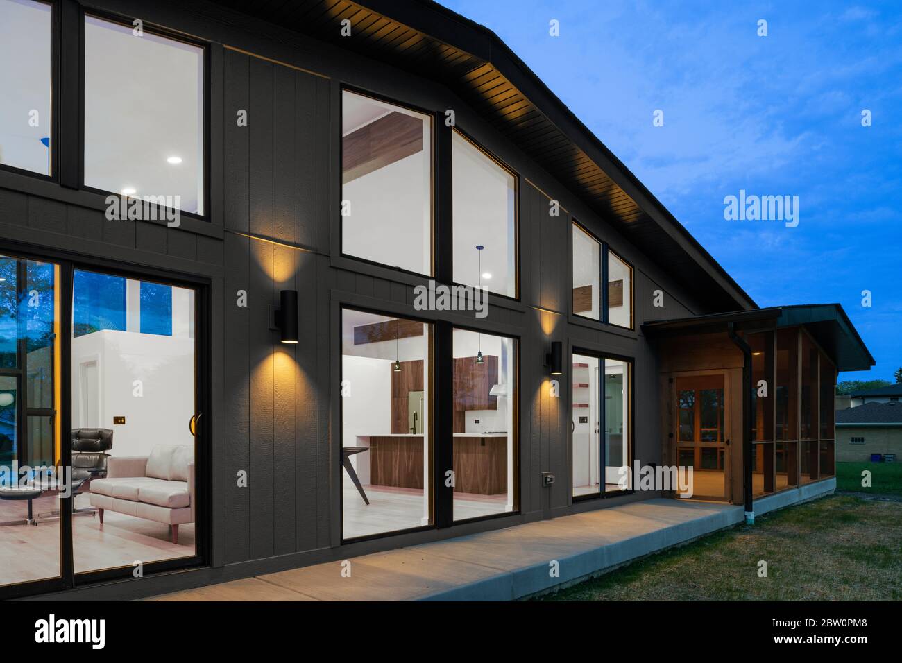 Extérieur de la nouvelle construction suburbaine conçue dans un style de renaissance du milieu du siècle Banque D'Images