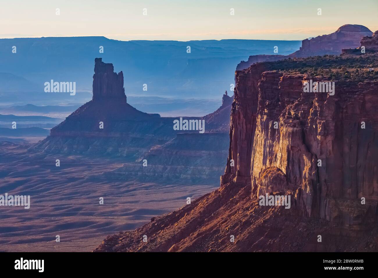 La tour Candlestick Tower donne sur Island in the Sky, parc national de Canyonlands, Utah, États-Unis Banque D'Images