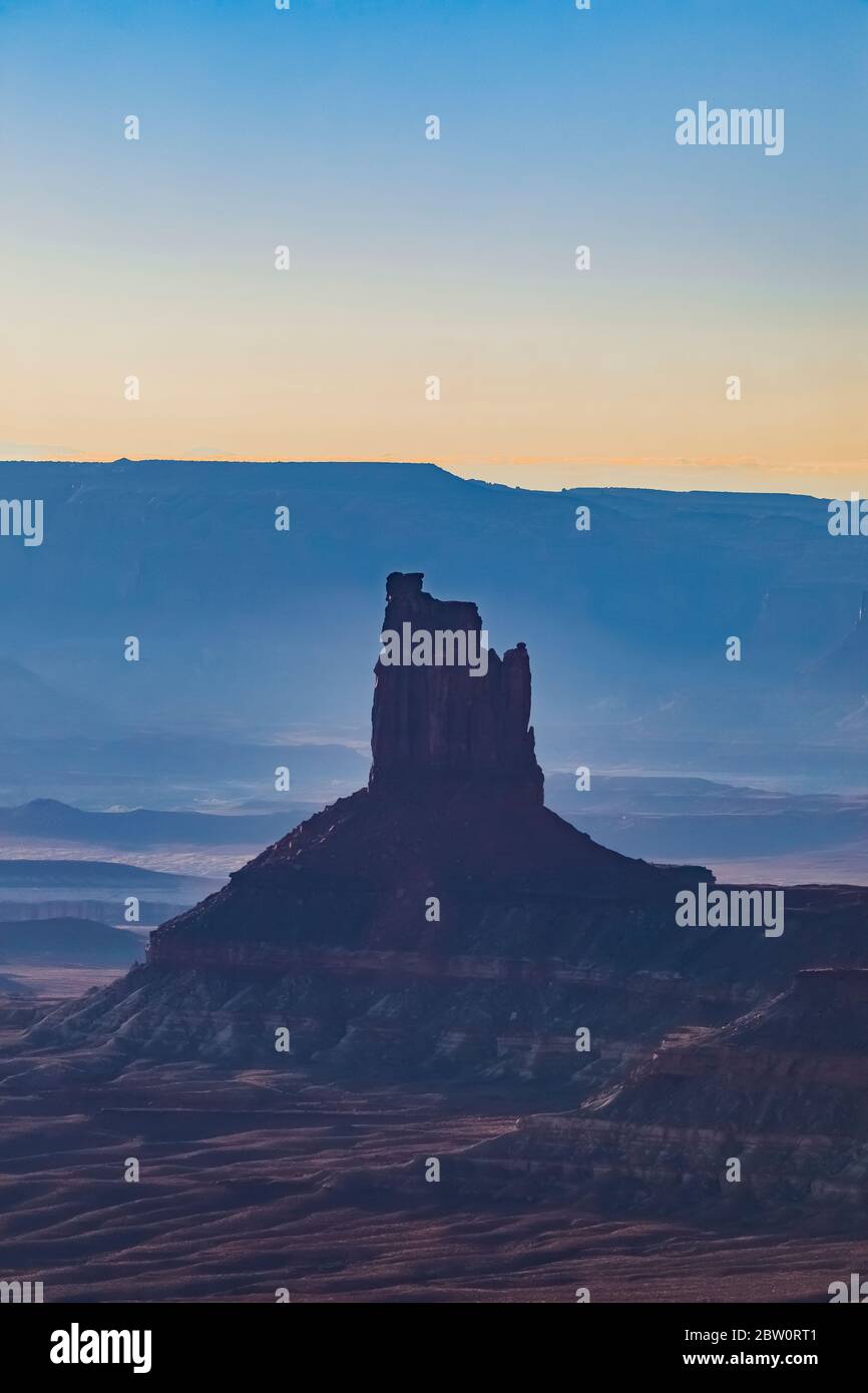 La tour Candlestick Tower donne sur Island in the Sky, parc national de Canyonlands, Utah, États-Unis Banque D'Images