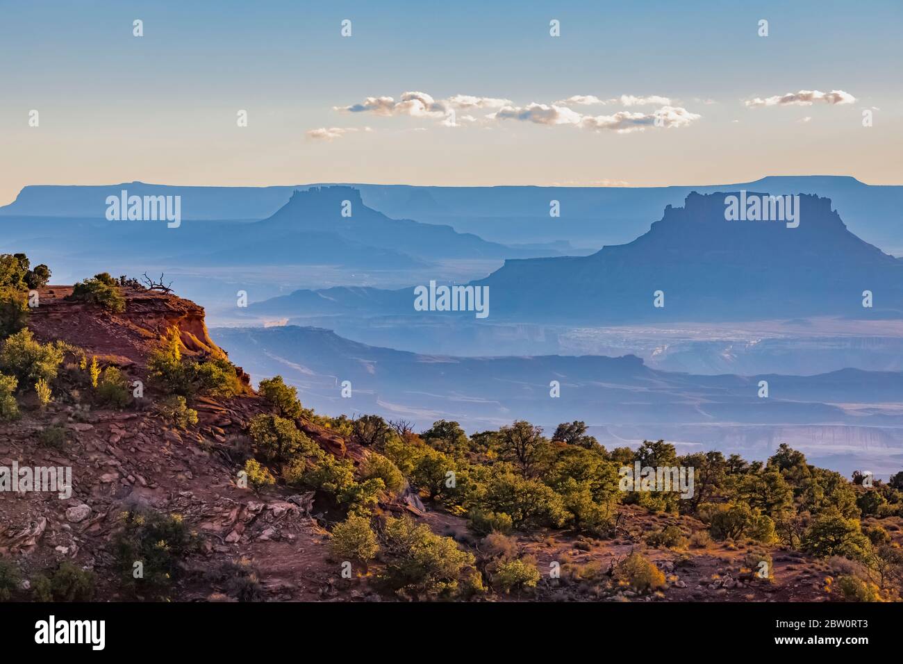Vue sur les méses depuis la tour de Candlestick, vue sur l'île dans le ciel, parc national de Canyonlands, Utah, États-Unis Banque D'Images