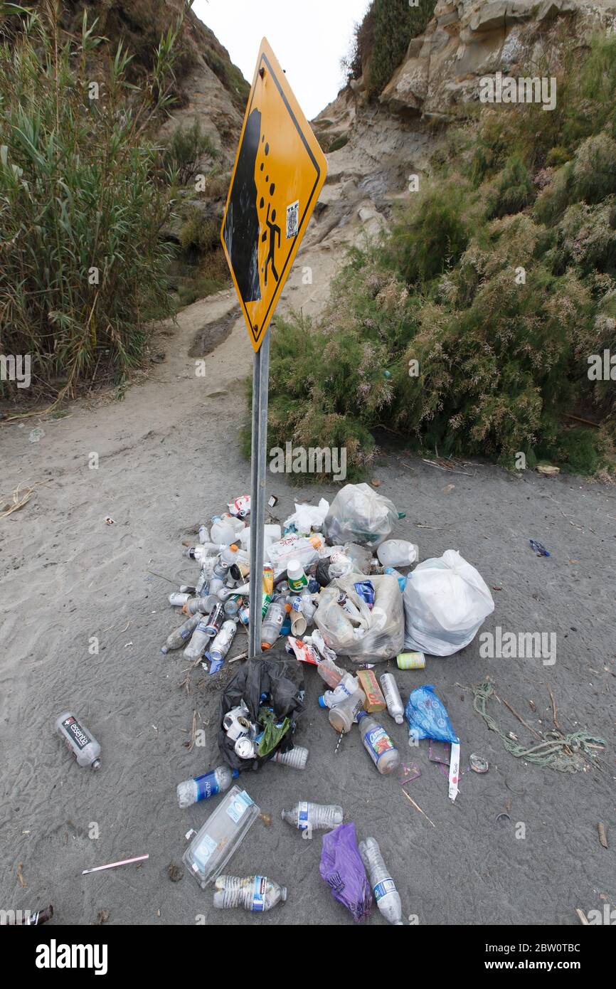 La Jolla, Californie. 28 mai 2020. Les déchets s'accumulent sur le sable à Blacks Beach. Banque D'Images