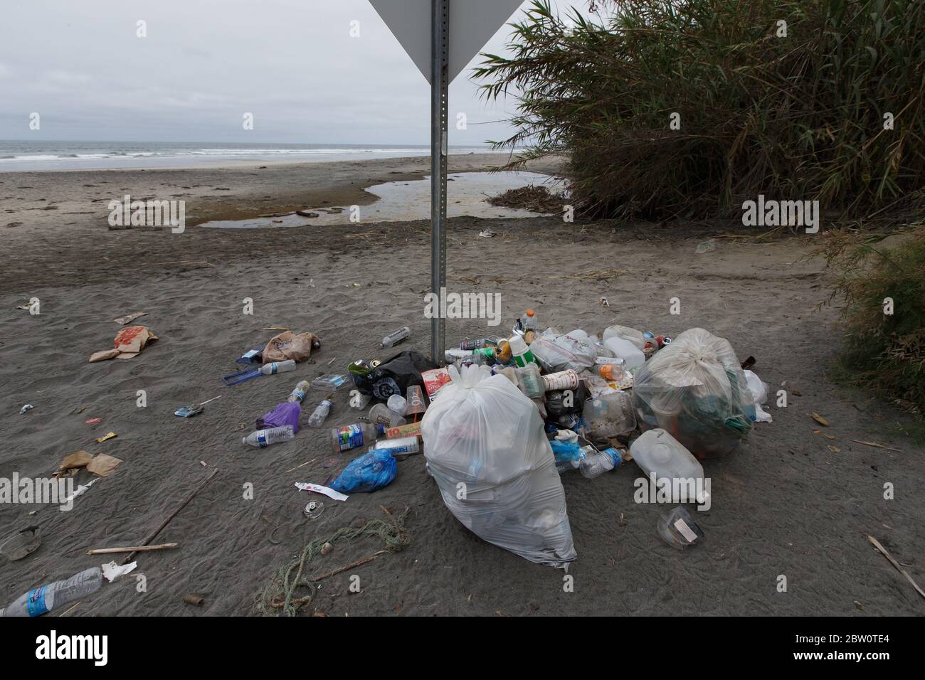 La Jolla, Californie. 28 mai 2020. Les déchets s'accumulent sur le sable à Blacks Beach. Banque D'Images