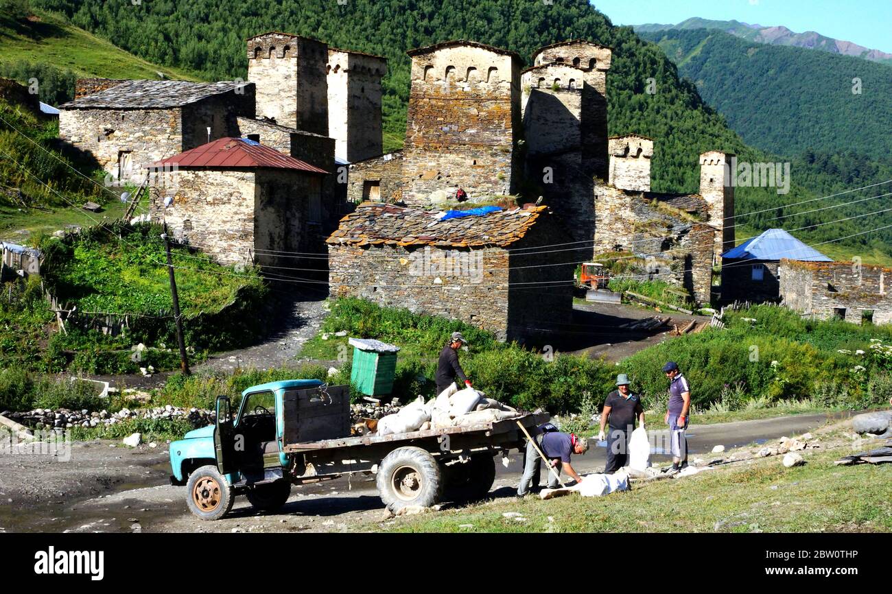 Village isolé du patrimoine mondial d'Ushguli dans la région du Svaneti supérieur de Géorgie. Banque D'Images