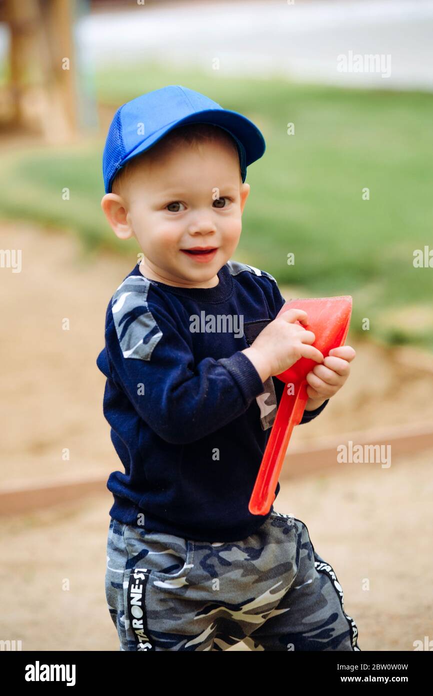 Beau Garcon De 1 2 Ans Souriant Et Tenant Une Pelle Dans Ses Mains Photo Stock Alamy