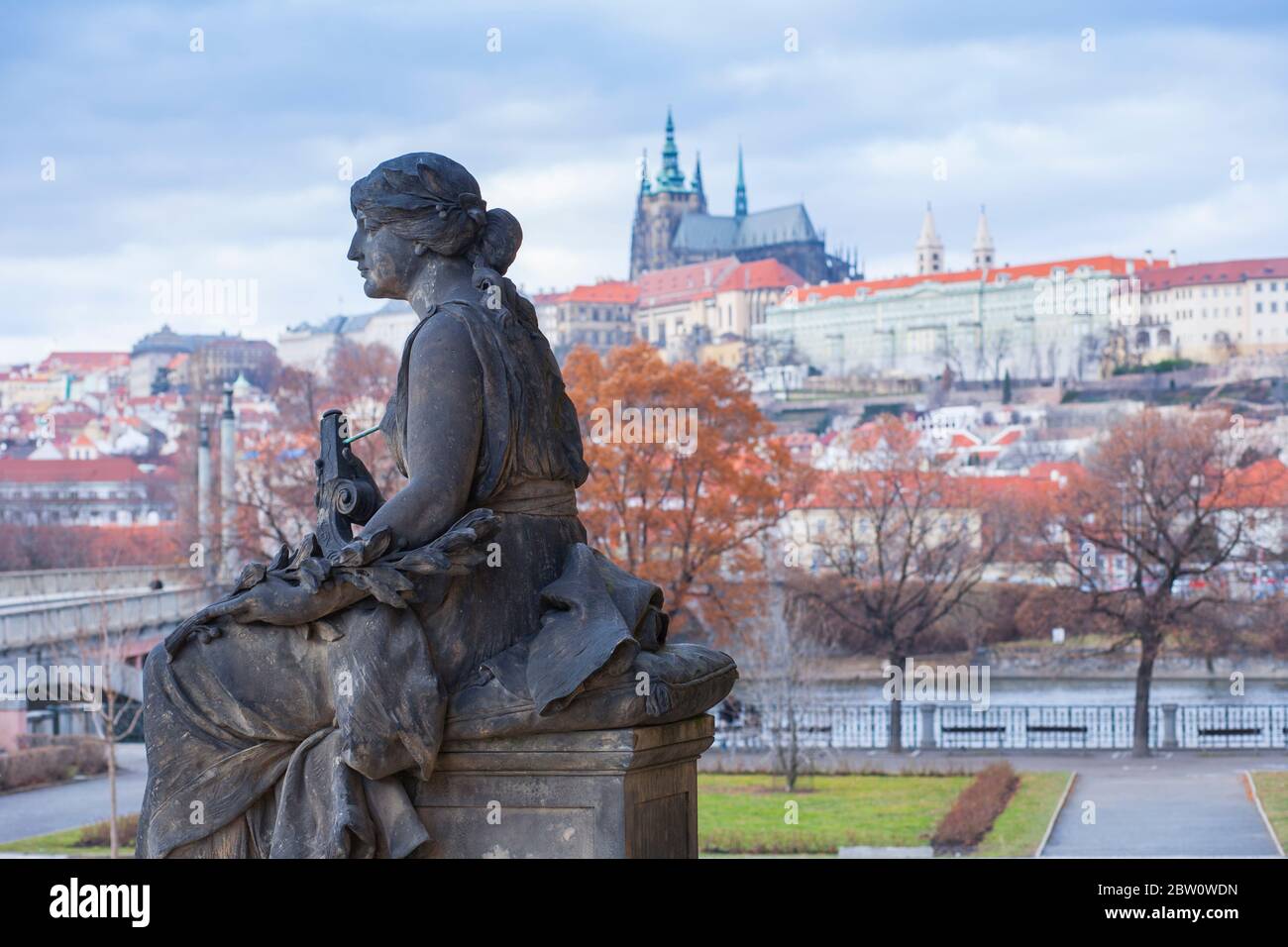 Statue à Prague avec vue sur la ville en arrière-plan Banque D'Images