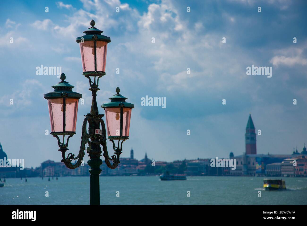 Lampadaires ornés avec vue sur Venise, Italie Banque D'Images