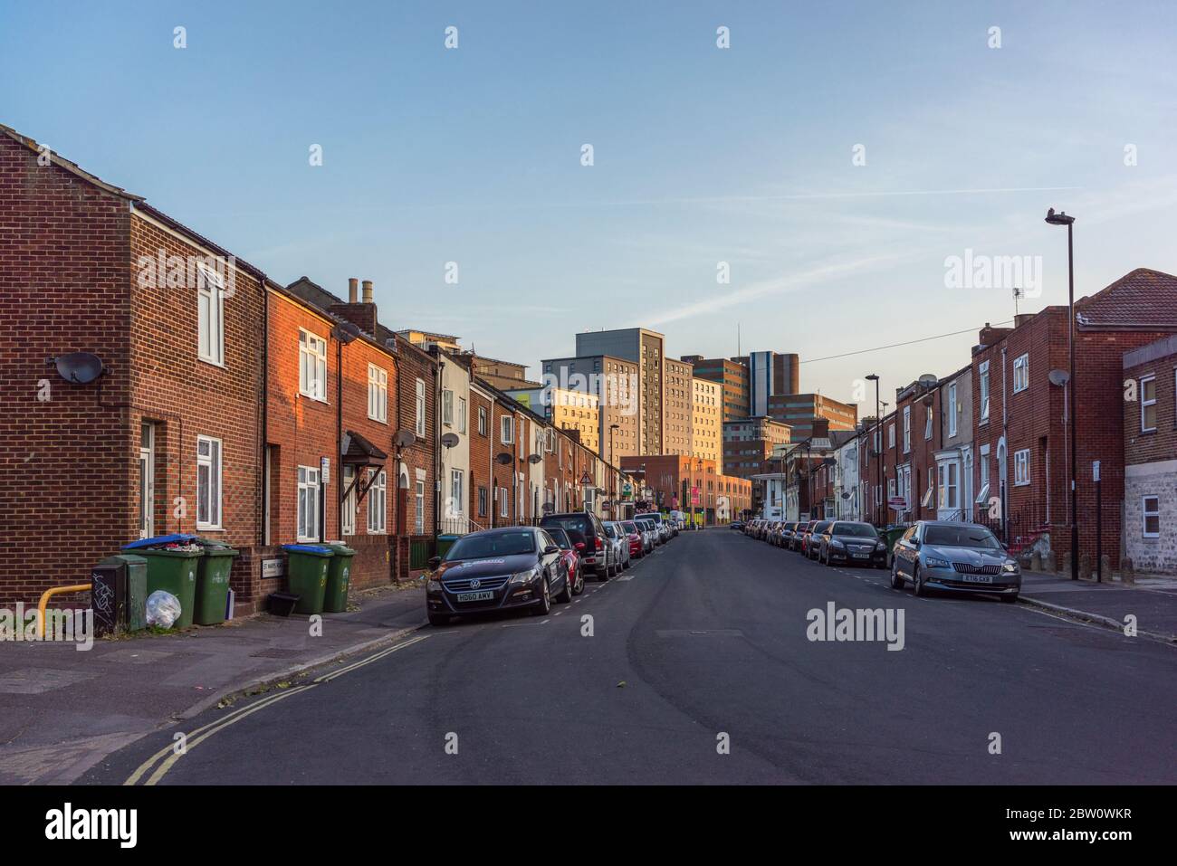 Vue en début de matinée sur St Marys Road vers Crescent place Student Accommodation Halls à Northam, Southampton, Angleterre, Royaume-Uni Banque D'Images