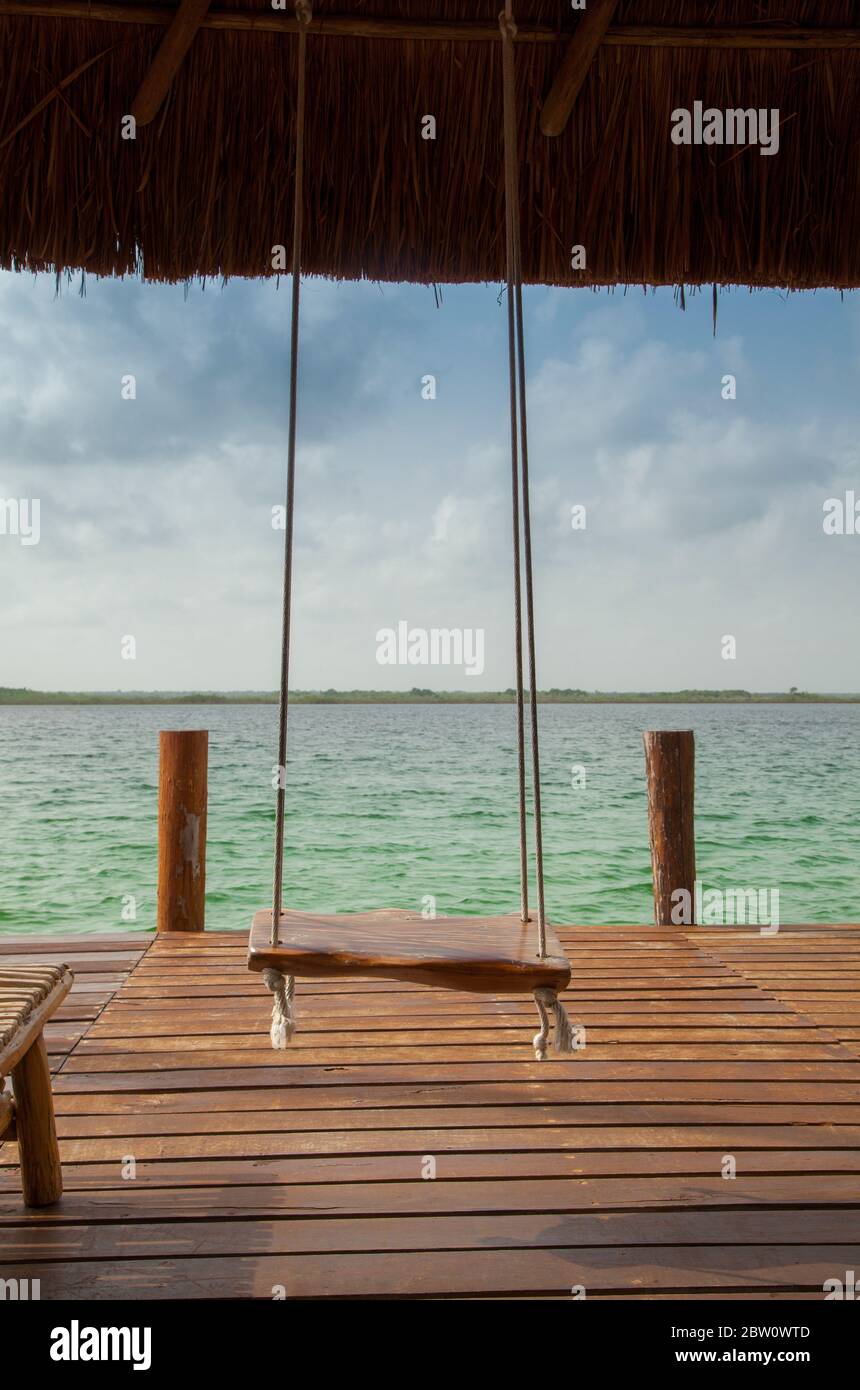 Faites un swing sur un quai dans le lagon de Bacalar - Mexique Banque D'Images