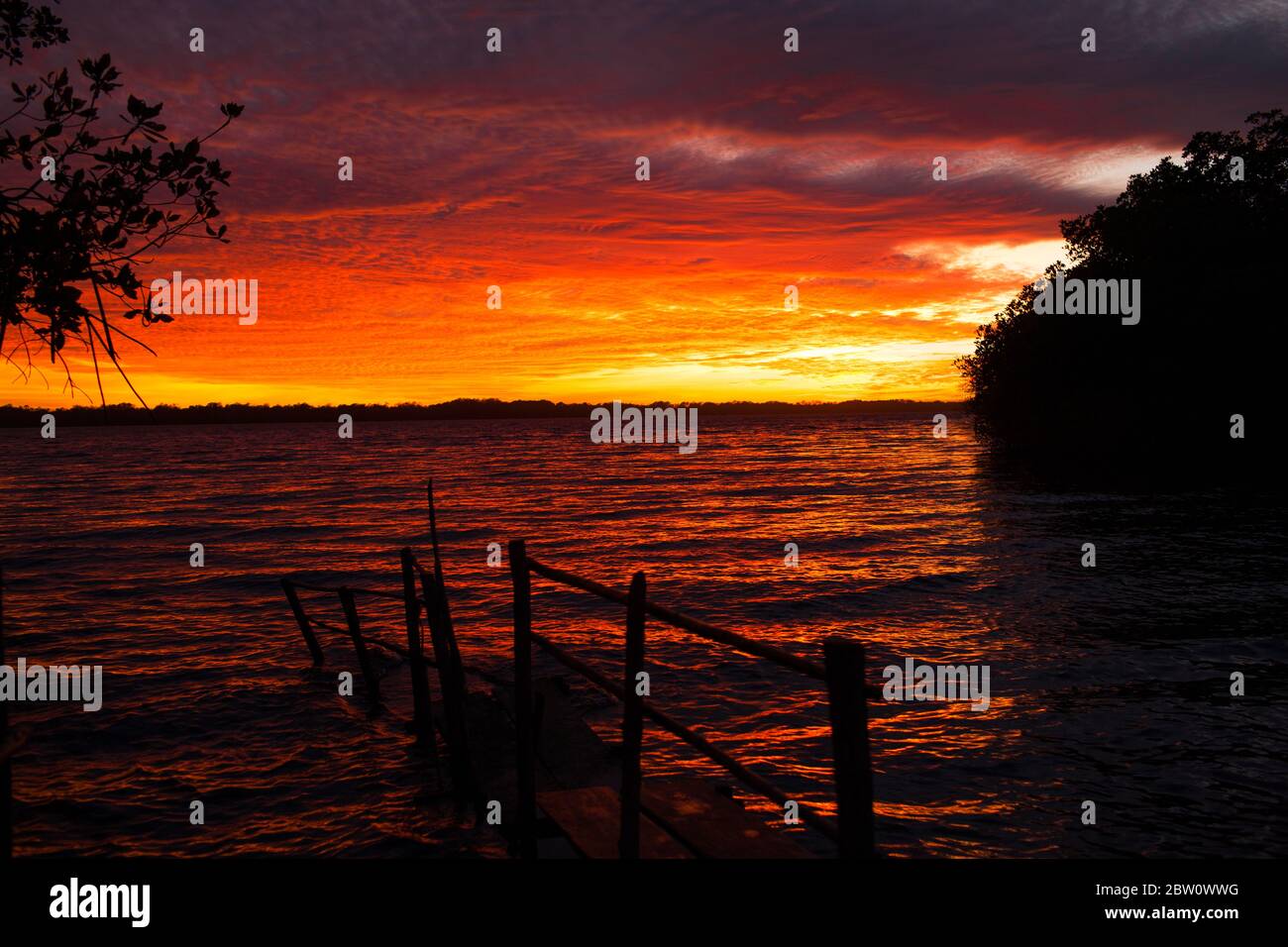 Coucher de soleil - heure d'or sur un lagon Banque D'Images