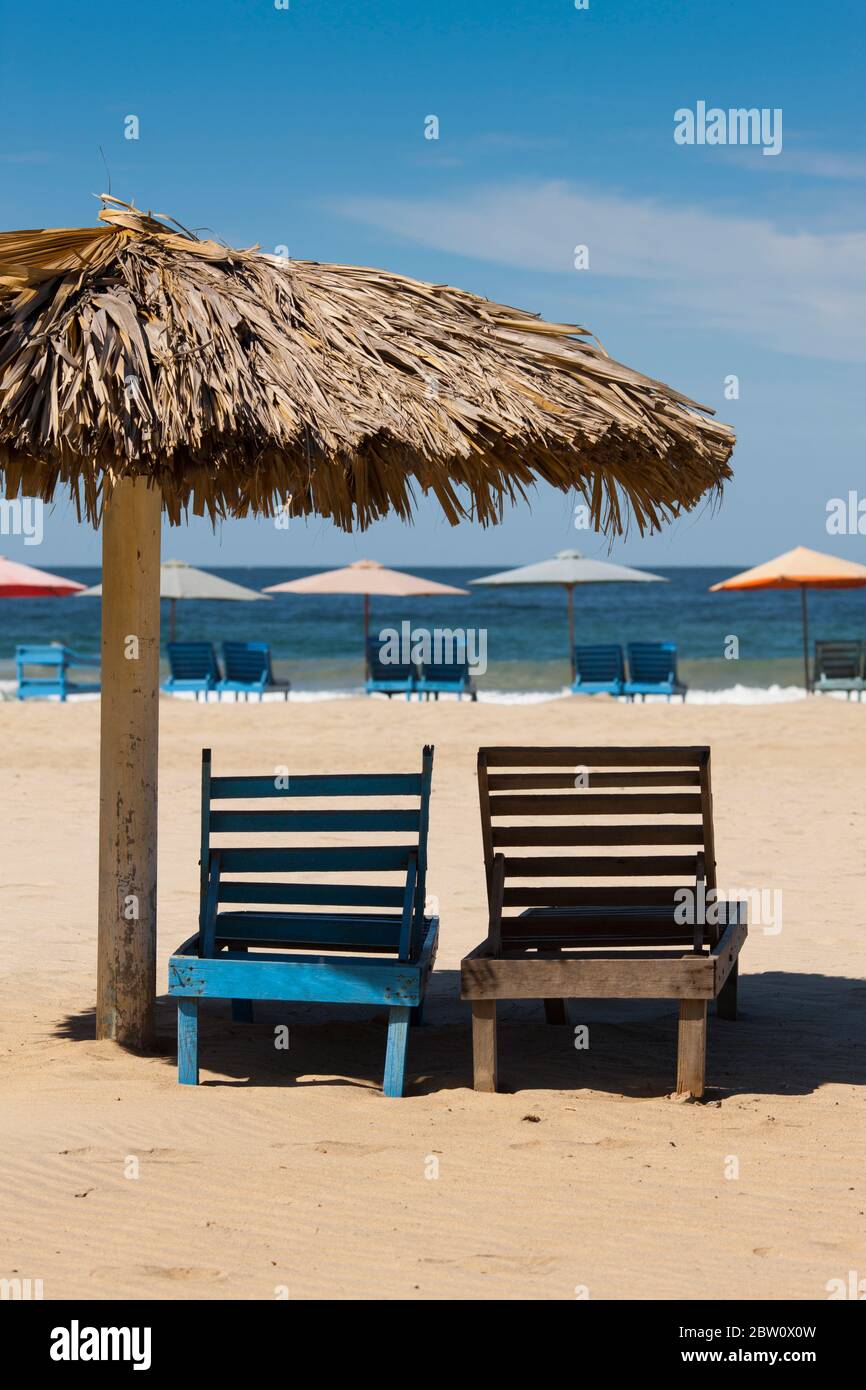 Parasol en bois avec deux chaises en bois à Puerto Escondido, Mexique Banque D'Images