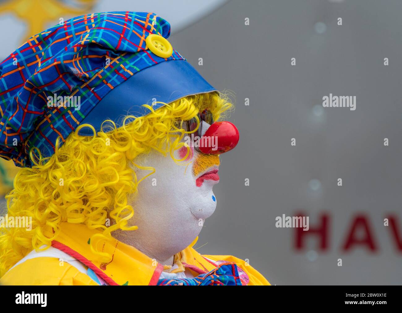 Saint John, Nouveau-Brunswick, Canada - le 4 juin 2017 : journée communautaire au port. Un gros plan d'un clown avec des cheveux jaunes et un nez rouge. Banque D'Images