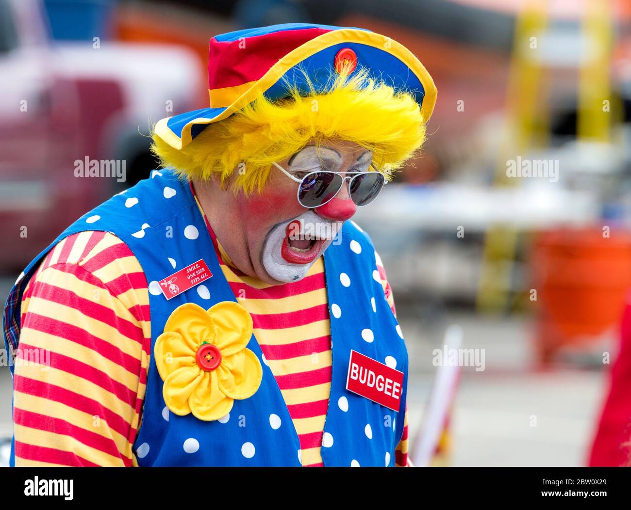 Saint John, Nouveau-Brunswick, Canada - le 4 juin 2017 : journée communautaire au port. Un gros plan d'un clown avec des cheveux jaunes et un nez rouge. Banque D'Images