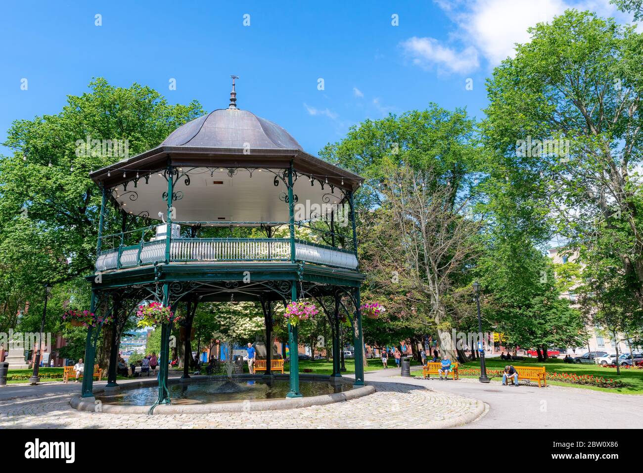 Saint John, N.-B., Canada - le 15 juillet 2019 : kiosque à musique de la place du roi. Construit en 1908, il accueille des concerts en été. Une fontaine et une piscine de W Banque D'Images