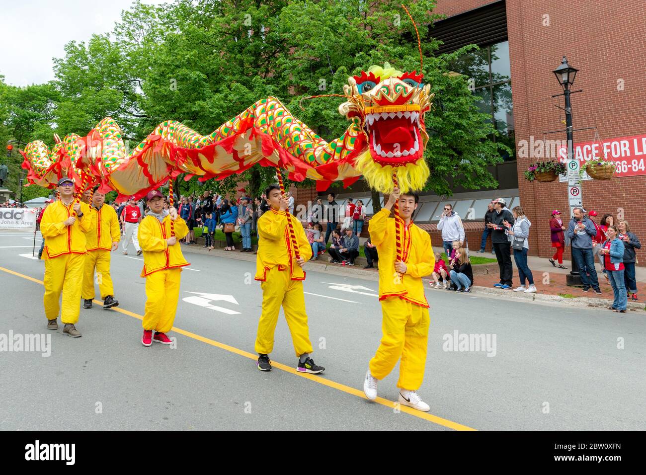Saint John, Nouveau-Brunswick, Canada - le 1er juillet 2019 : des membres de la communauté chinoise exécutent la danse du dragon dans le cadre du défilé de la fête du Canada. Banque D'Images