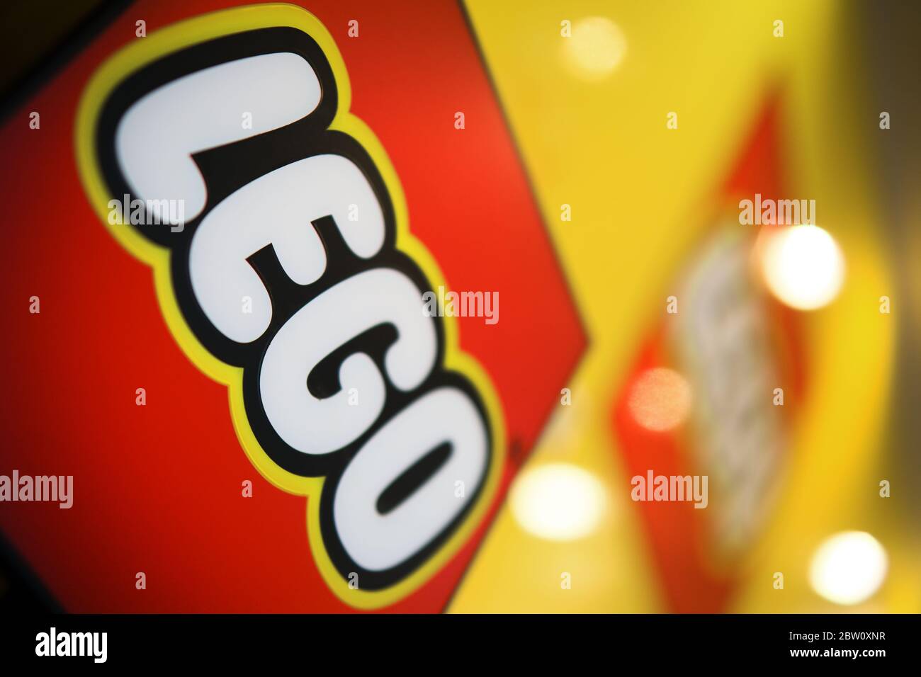 Mai 2020, logo de la marque LEGO dans un magasin de détail Banque D'Images