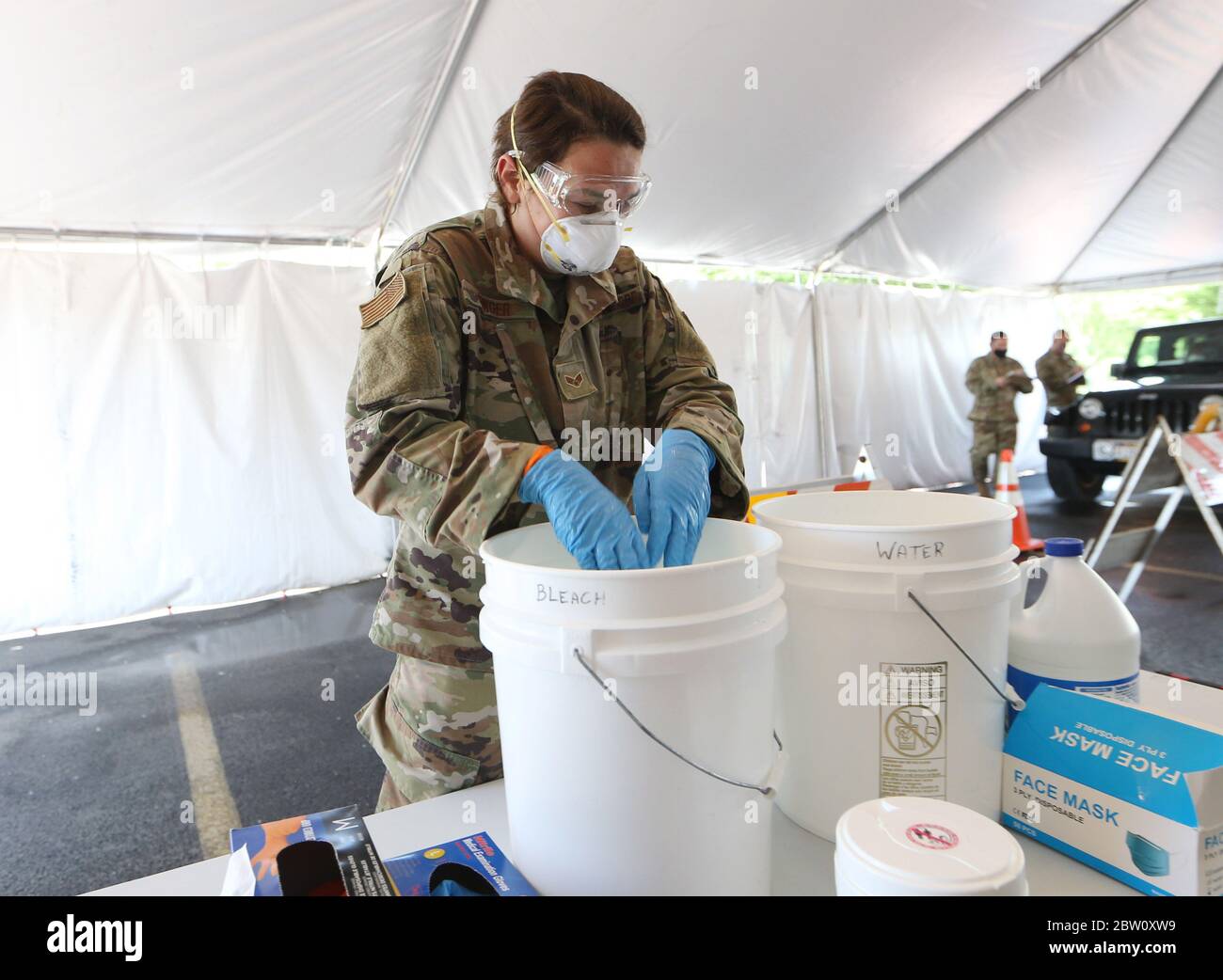 Hannah Gonger, membre de la Garde nationale de l'Illinois, rince les mains dans de l'eau de Javel au site d'essai de COVID-19, à East St. Louis, le jeudi 28 mai 2020. Le nouveau site de test dans le Metro East est le premier site permettant aux gens de marcher jusqu'à être testé.le site est l'un des sept sites gérés par la Garde nationale de l'Illinois. Photo de Bill Greenblatt/UPI Banque D'Images