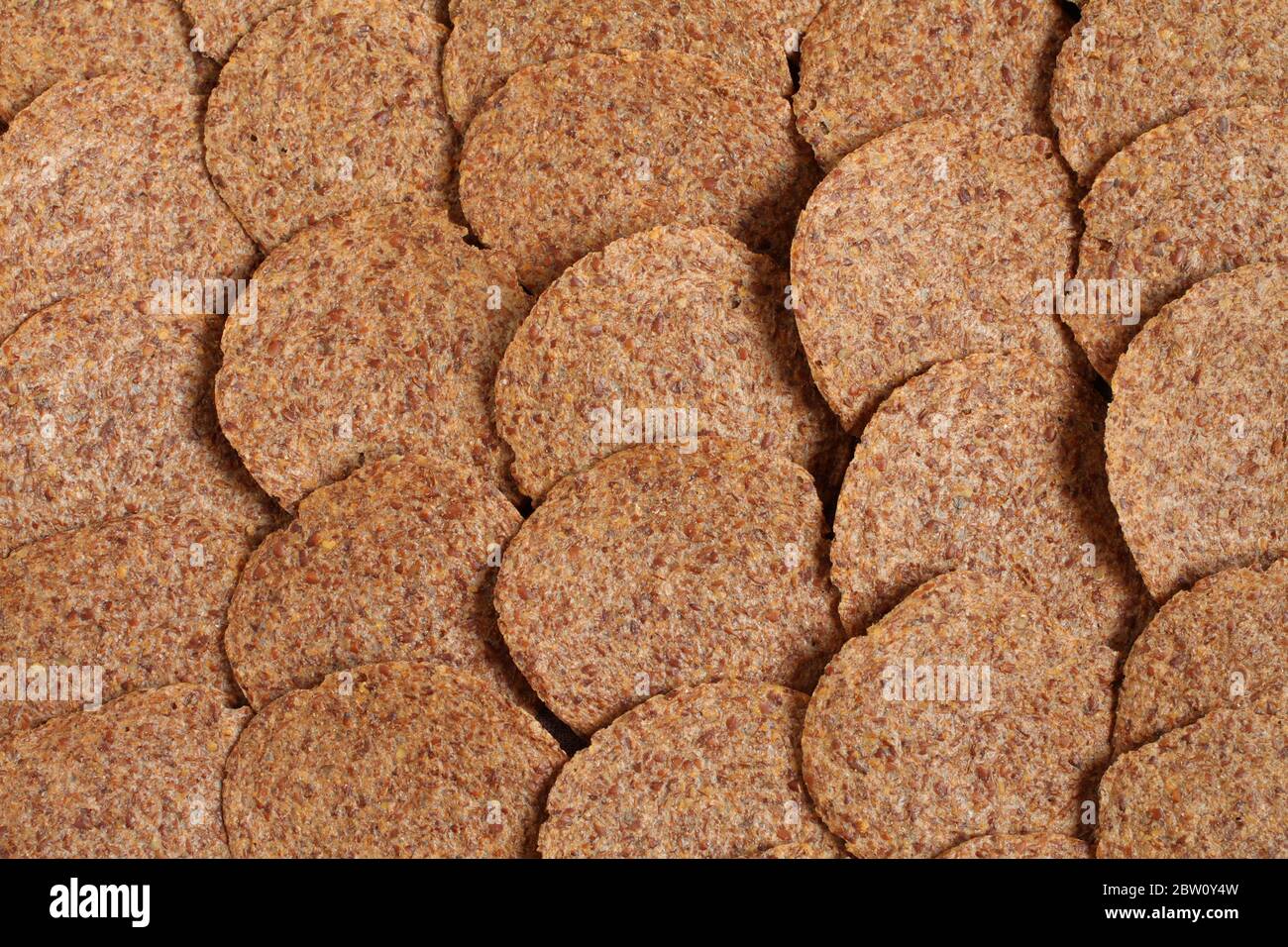 Fond alimentaire de chips de lin moulu et de graines de citrouille avec oignons et épices Banque D'Images