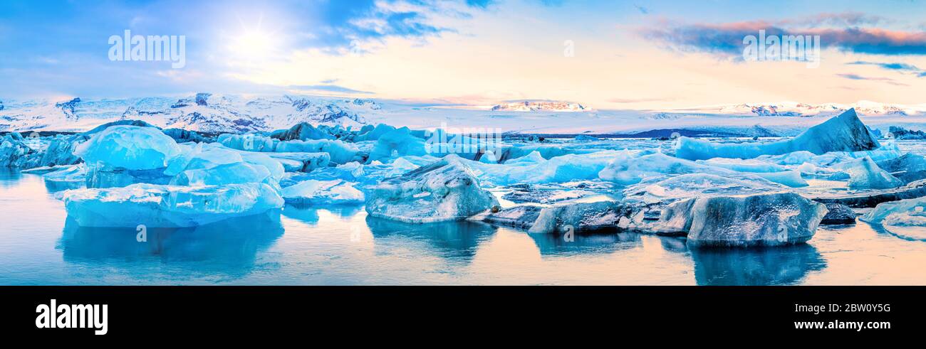 Des icebergs flottent au lever du soleil sur le lagon du glacier de Jokulsarlon Banque D'Images