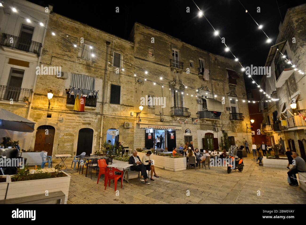 Vieille ville de Bari (Citta Vecchia), avec des personnes qui dînent dans la rue, Italie Banque D'Images