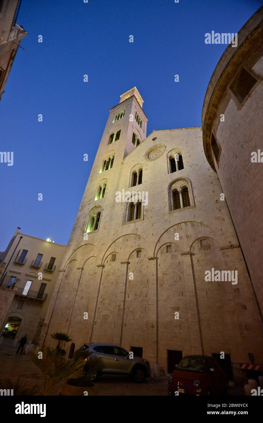 Cathédrale de Bari au crépuscule, Italie Banque D'Images