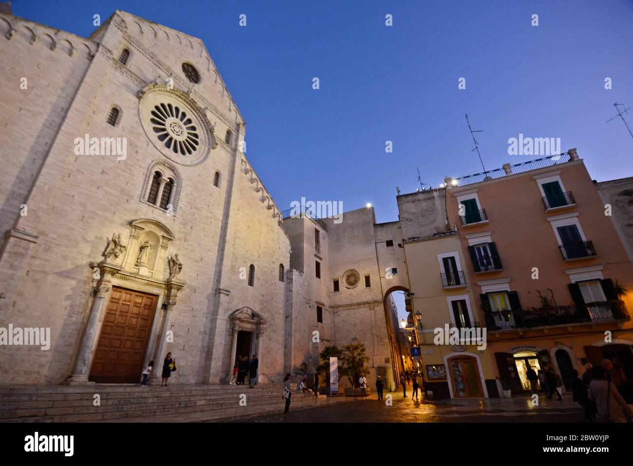 Façade de la cathédrale de Bari au crépuscule, Italie Banque D'Images