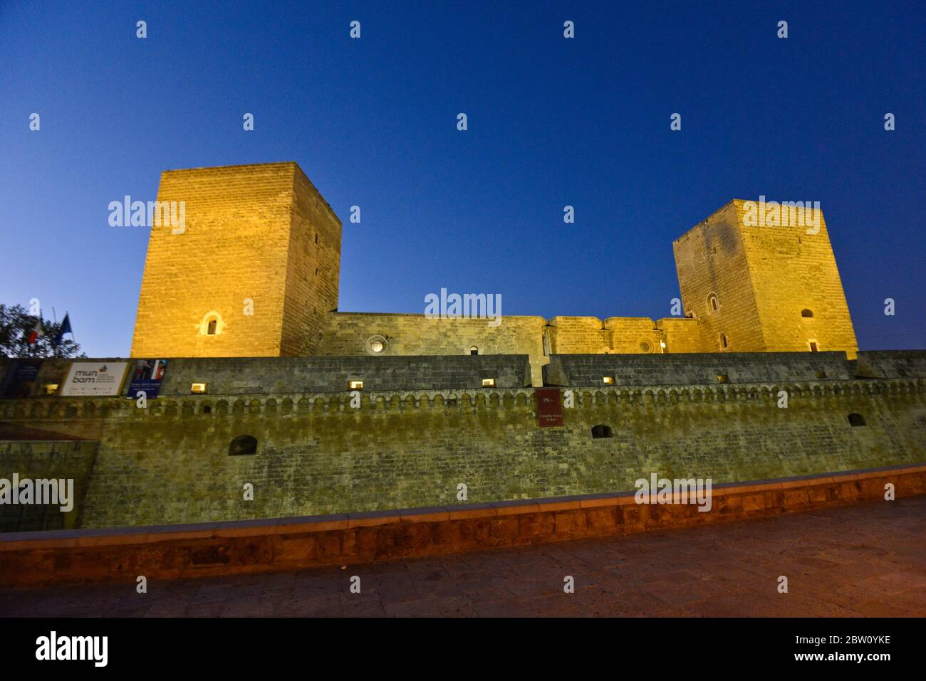 Castello Svevo di Bari (château de Bari) au crépuscule, Italie Banque D'Images