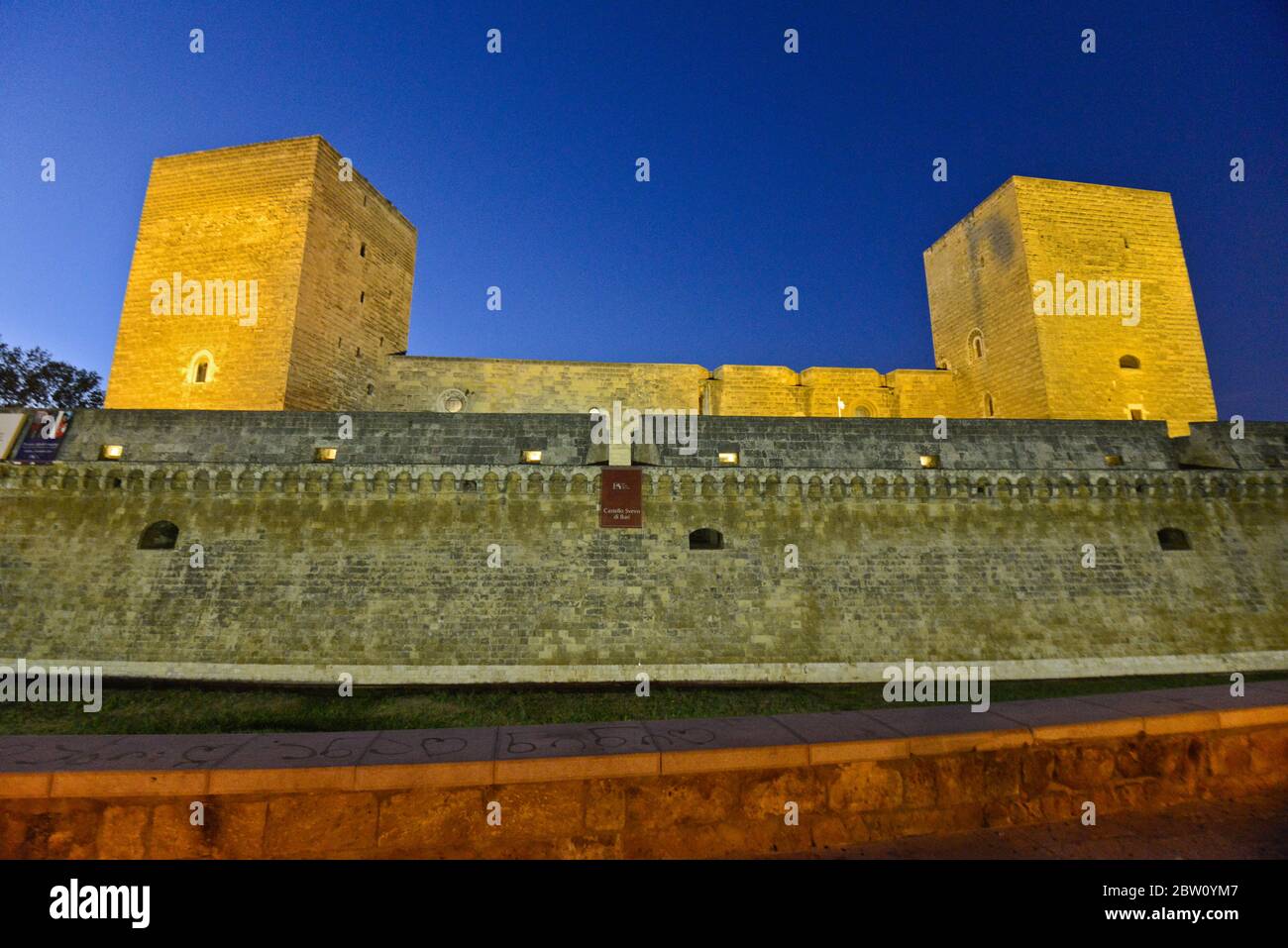 Castello Svevo di Bari (château de Bari) au crépuscule, Italie Banque D'Images