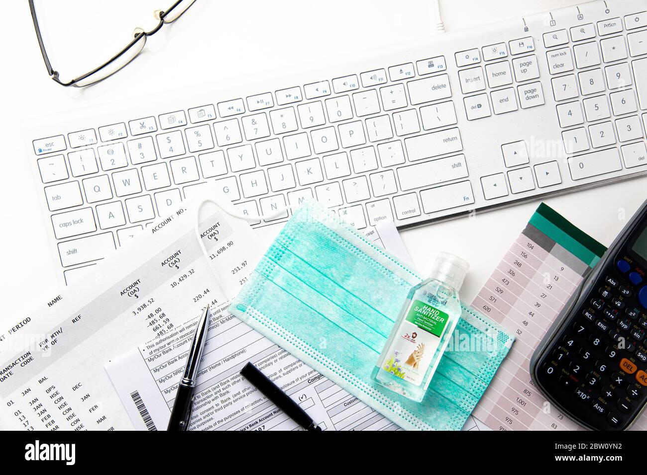 Photo de concept de travail à domicile en période de pandémie du coronavirus, représentant un clavier d'ordinateur portable et un masque médical de protection Banque D'Images Photo de concept de travail à domicile en période de pandémie du coronavirus, représentant un clavier d'ordinateur portable et un masque médical de protection Banque D'Images