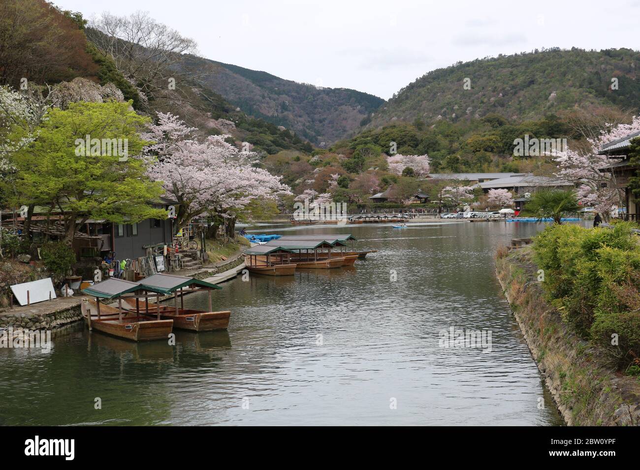 Vue sur la belle rivière Katsura à Kyoto au printemps Banque D'Images
