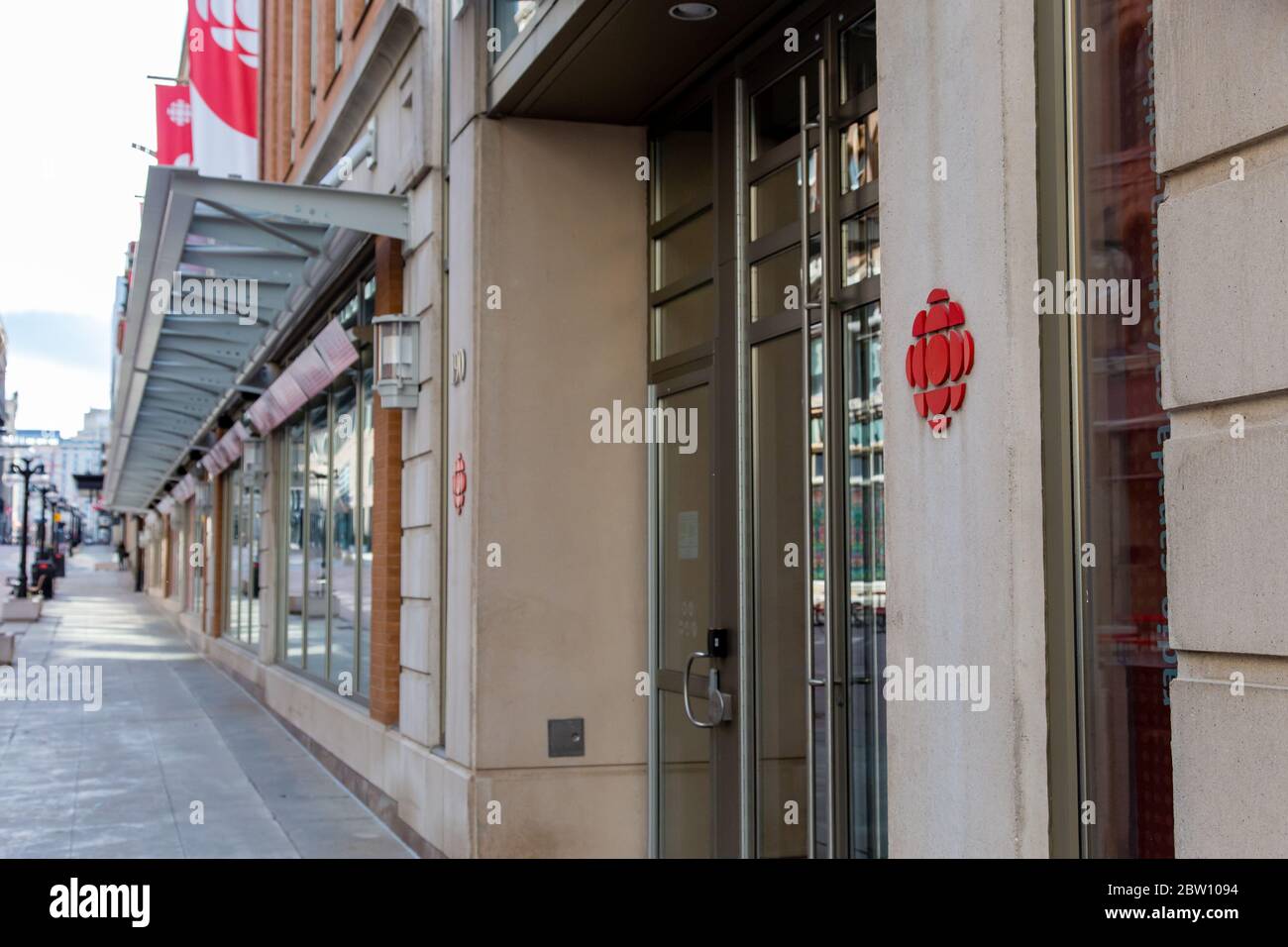 OTTAWA (ONTARIO) Canada - le 9 MAI 2020 : le Centre de radiodiffusion de la SRC à Ottawa est situé sur la rue Sparks, au centre-ville d'Ottawa. Banque D'Images OTTAWA (ONTARIO) Canada - le 9 MAI 2020 : le Centre de radiodiffusion de la SRC à Ottawa est situé sur la rue Sparks, au centre-ville d'Ottawa. Banque D'Images