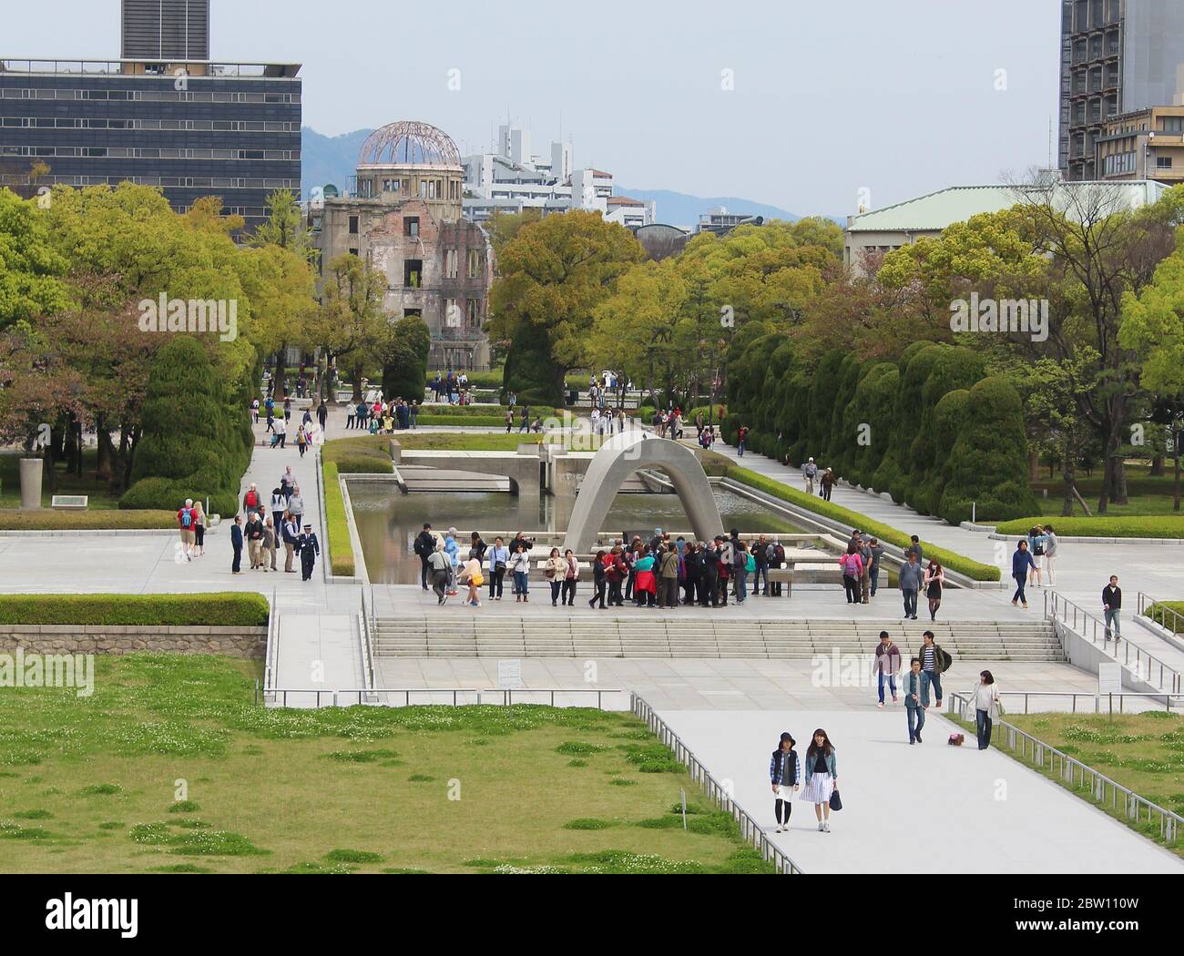 Hiroshima Peace Memorial Park avec le DÔME DE LA BOMBE A au loin. Hiroshima, Japon Banque D'Images