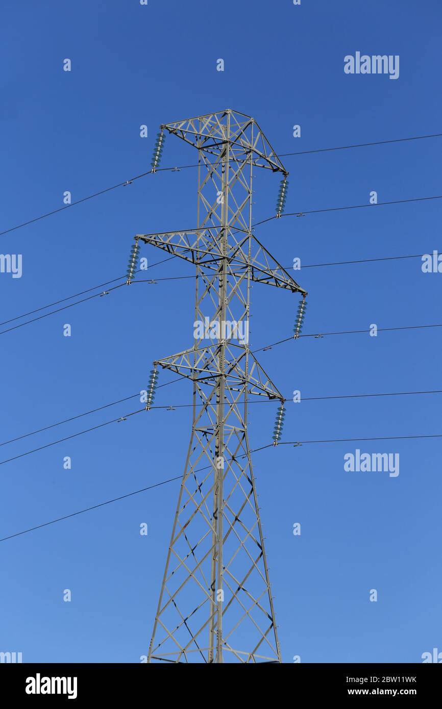 Pylône électrique contre le ciel bleu Banque D'Images