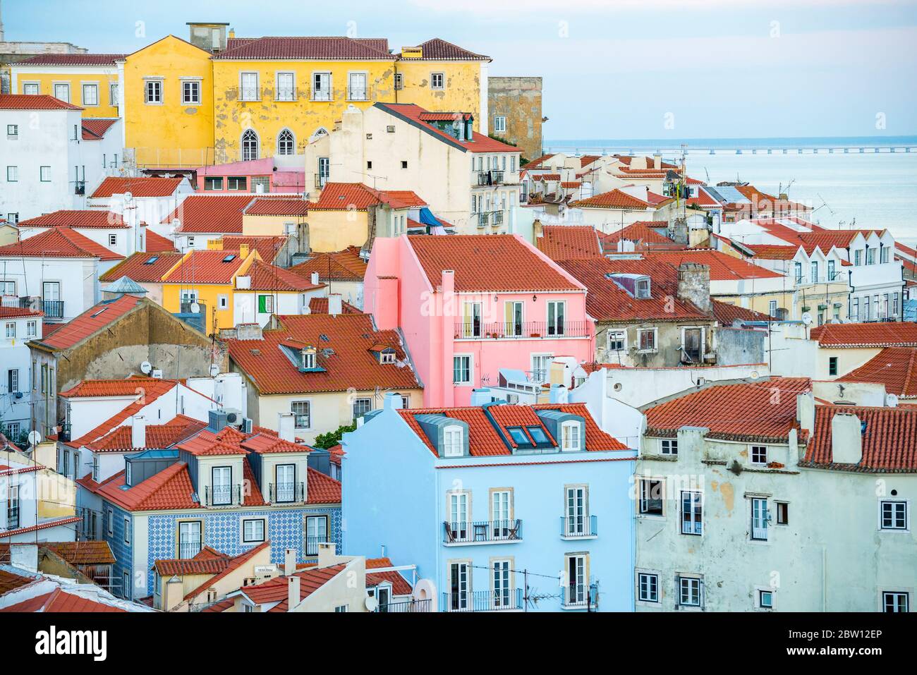 Façades colorées traditionnelles de style portugais dans le centre de Lisbonne. Lisbonne, Portugal. Banque D'Images