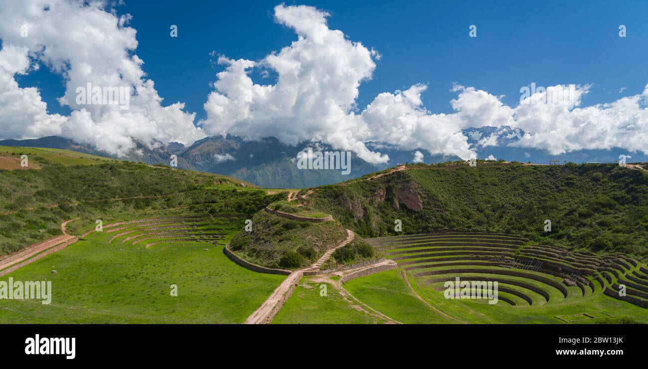 Panorama dans la Vallée Sacrée du Pérou de Q’echuyoqmuyu terrasses à Moray avec les Andes lointaines. Banque D'Images