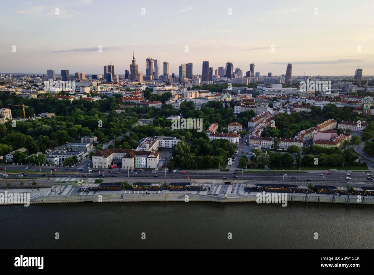 Varsovie, Pologne. 28 mai 2020. La ville est vue avant le coucher du soleil à Varsovie, en Pologne, le 28 mai 2020. Le gouvernement polonais a annoncé mercredi un nouvel assouplissement des restrictions anti-coronavirus, le pays ayant signalé 399 nouveaux cas confirmés d'infection par le COVID-19 au cours des 24 dernières heures. Avec 300 à 400 nouveaux cas découverts quotidiennement, la courbe ne montre aucun signe d'aplatissement en Pologne. Jusqu'à présent, 22,473 personnes ont été infectées par le coronavirus et 1,028 patients ont succombé à la maladie causée par le coronavirus. Crédit: Jaap Arriens/Xinhua/Alamy Live News Banque D'Images