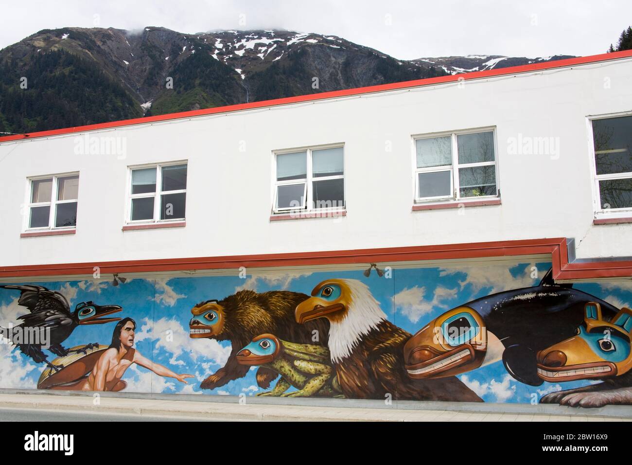 Fresque d'histoire sur l'hôtel de ville, Juneau, sud-est de l'Alaska, États-Unis Banque D'Images