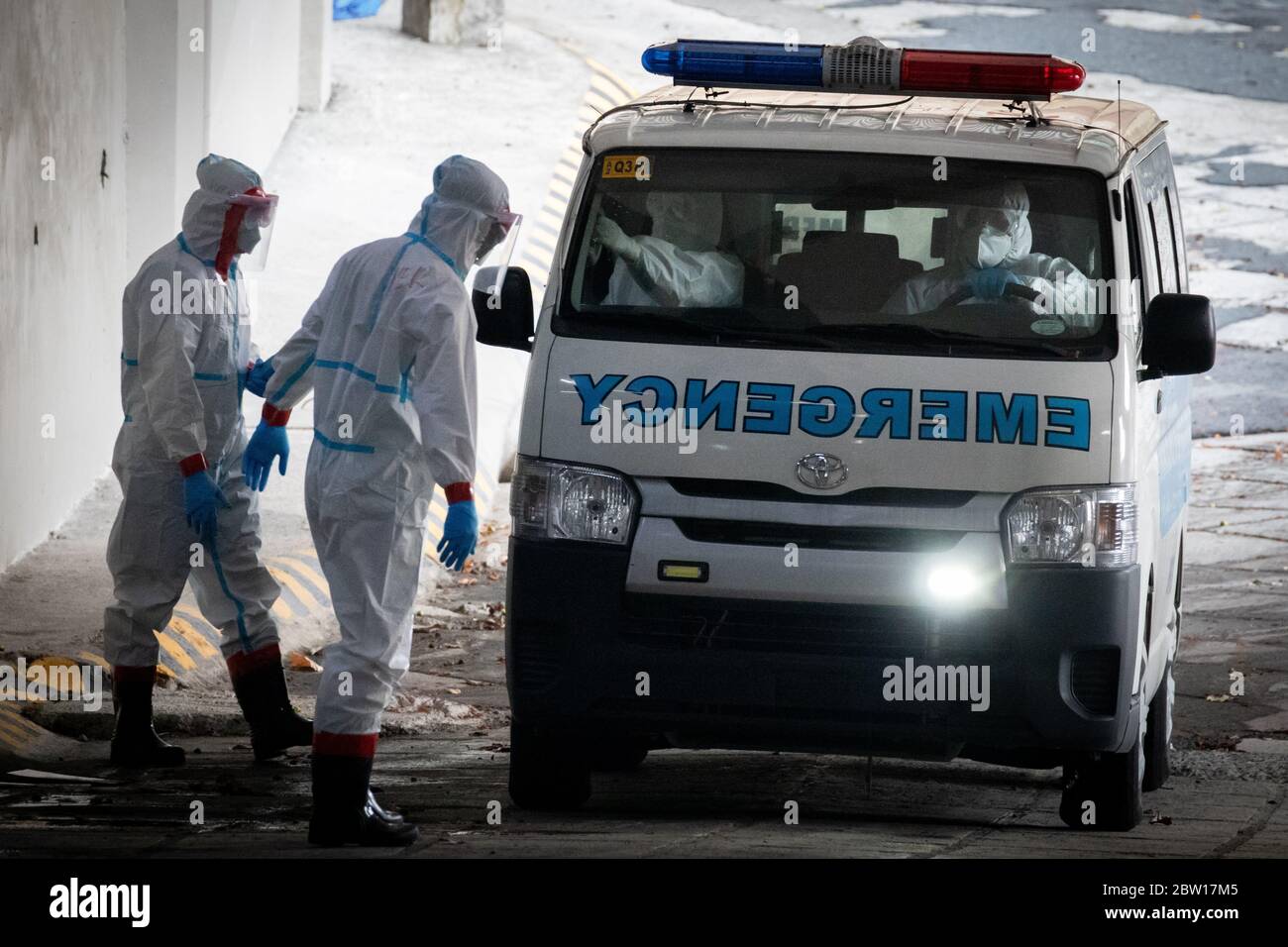 Pasig, Philippines. 26 mai 2020. Le personnel de la Réserve médicale portant une combinaison de protection complète vu approcher un véhicule d'ambulance à bord du patient positif COVID-19 dans un méga centre de quarantaine. Les 17 maires de la région de la capitale nationale (RCN) du Grand Manille ont prévu de déplacer la RCN vers une quarantaine communautaire générale (GCQ) lors d'une téléconférence entre les maires et le directeur général de l'Autorité métropolitaine de développement de Manille (MMDA) Jojo Garcia, comme annoncé mardi soir dernier, le 26 mai. (Photo de Herman Lumanog/Pacific Press) crédit: Pacific Press Agency/Alay Live News Banque D'Images