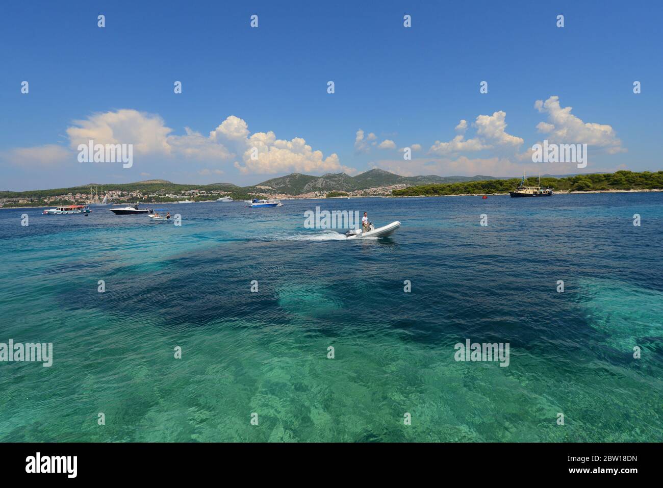 Bateau à travers les eaux turquoise immaculées de la mer Adriatique près de Hvar, Croatie. Banque D'Images