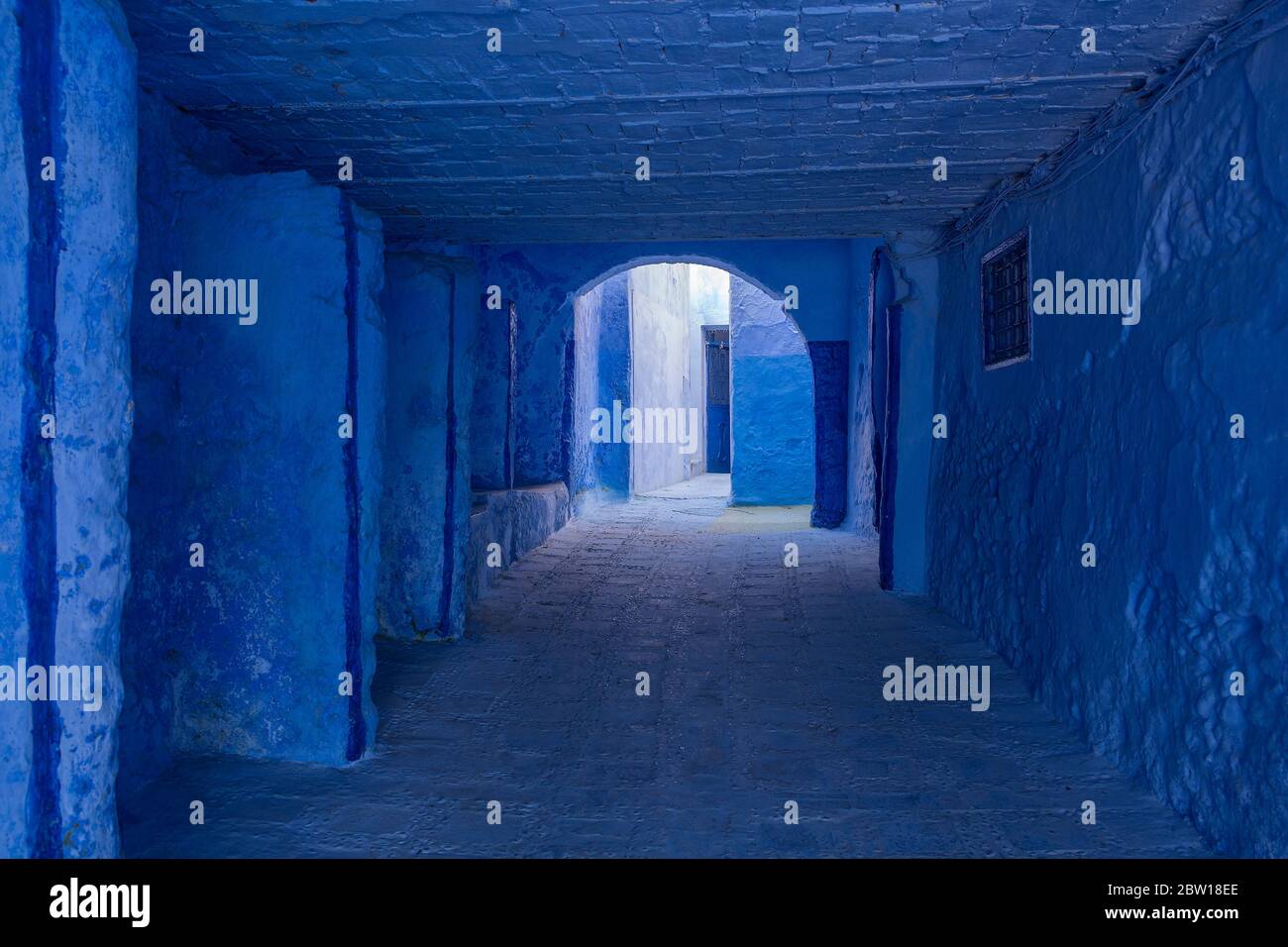 Différentes nuances de bleu dans la vieille ville de Chefchaouen, également connue sous le nom de ville bleue, située dans les montagnes de RIF au nord-ouest du Maroc Banque D'Images