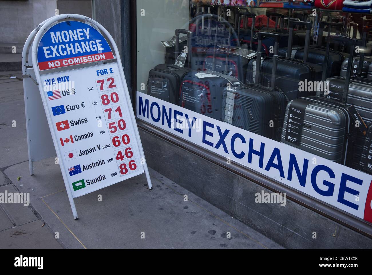 Panneau de change indiquant les derniers taux de change sur Oxford Street. Londres Banque D'Images