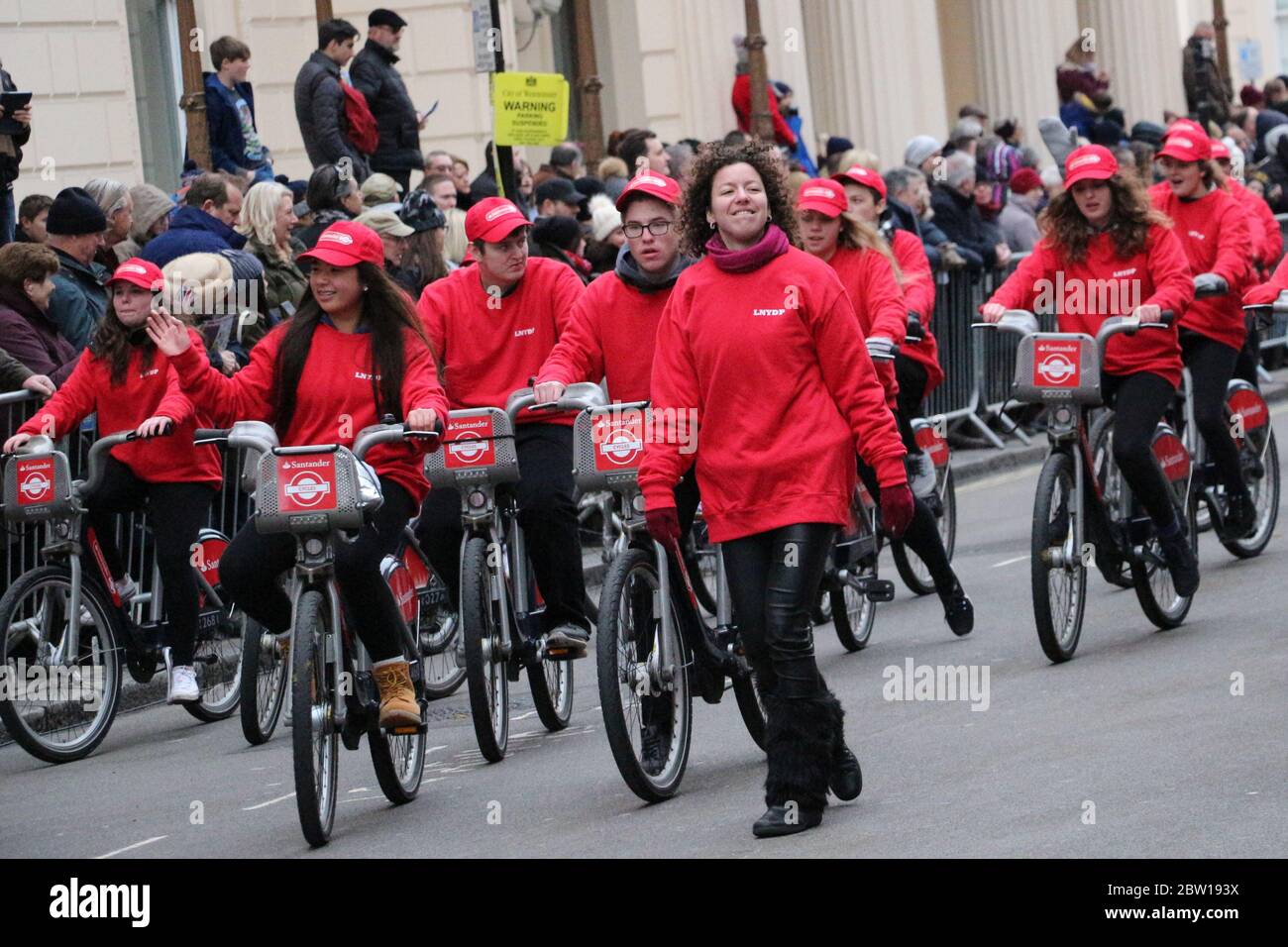 Beaucoup de gens qui font du Santander louent des vélos sur les routes de Londres Banque D'Images