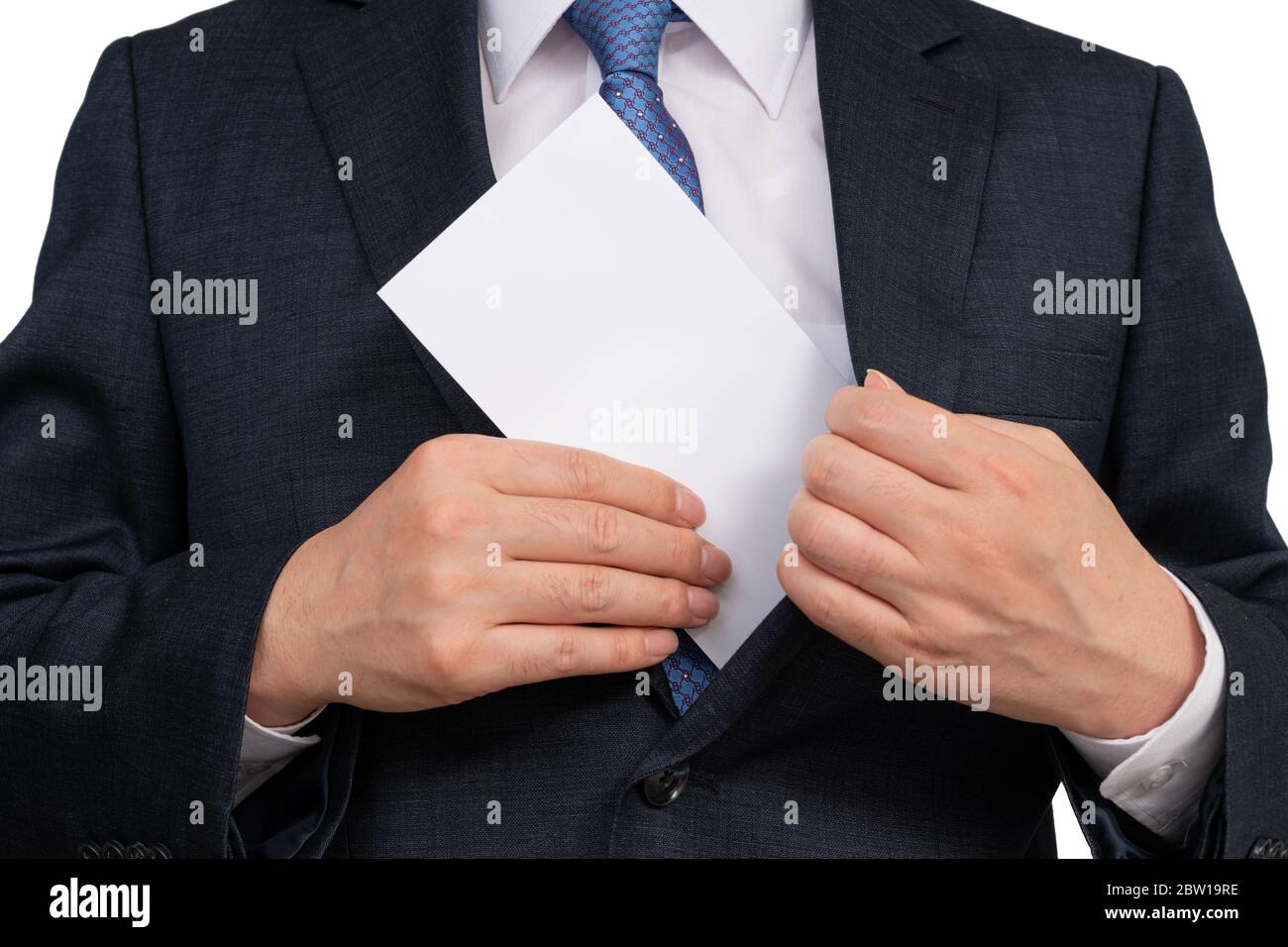 Homme d'affaires tenant une enveloppe blanche dans sa main. Banque D'Images