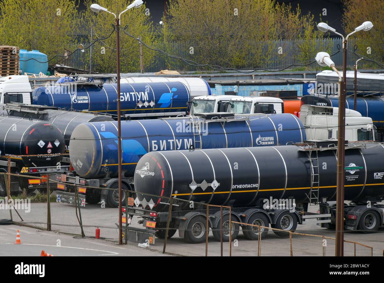 Moscou, Russie. 2 mai 2020. Parking avec camions transportant du bitume à Moscou, Russie. Banque D'Images