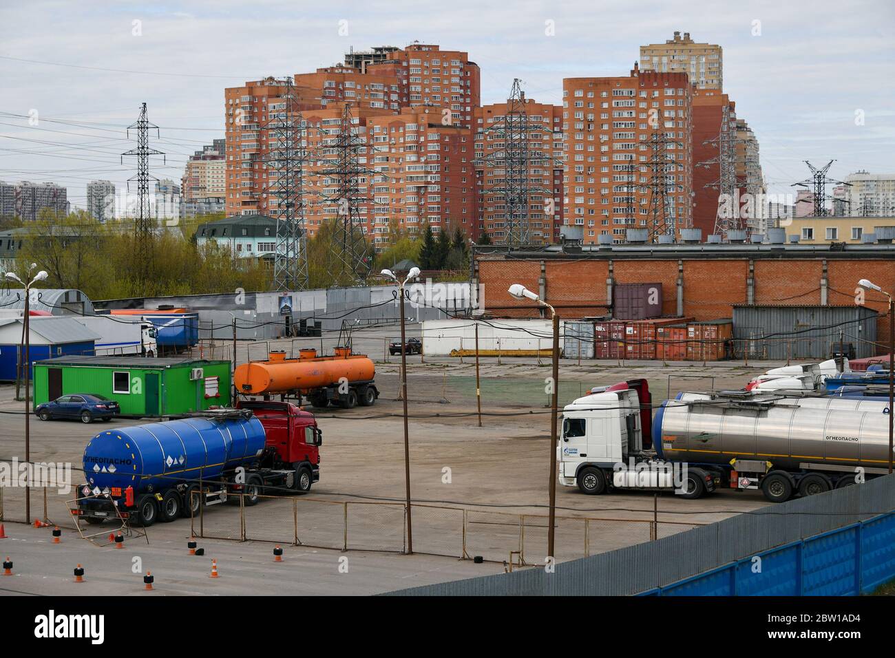 Moscou, Russie. 2 mai 2020. Vue sur le parking avec des camions transportant du bitume et la banlieue chambre à coucher en arrière-plan à Moscou, Russie. Banque D'Images