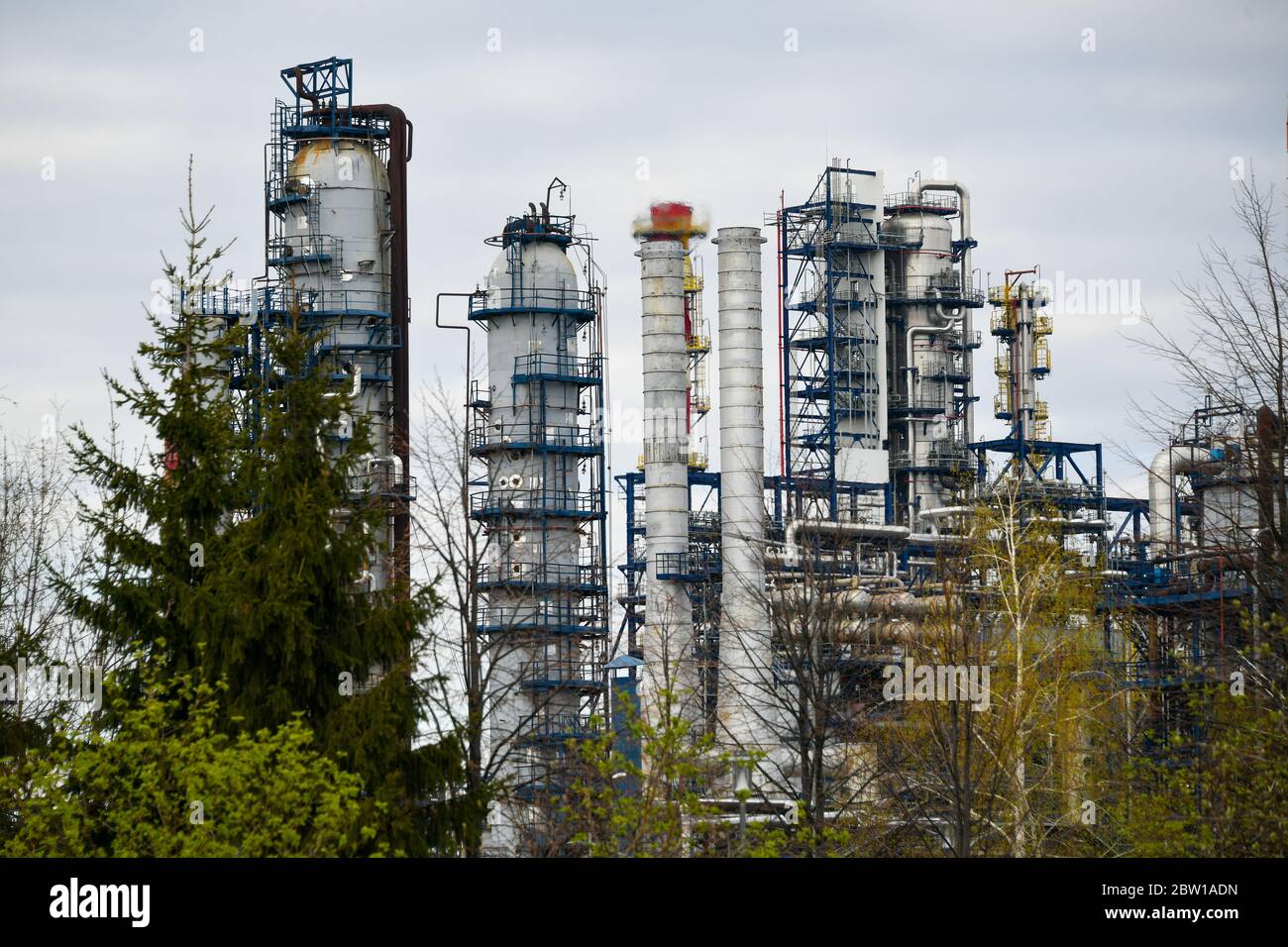 Moscou, Russie. 2 mai 2020. Tuyaux de la raffinerie de pétrole de Moscou dans la zone industrielle de Chagino-Kapotnya à Moscou, en Russie. Banque D'Images