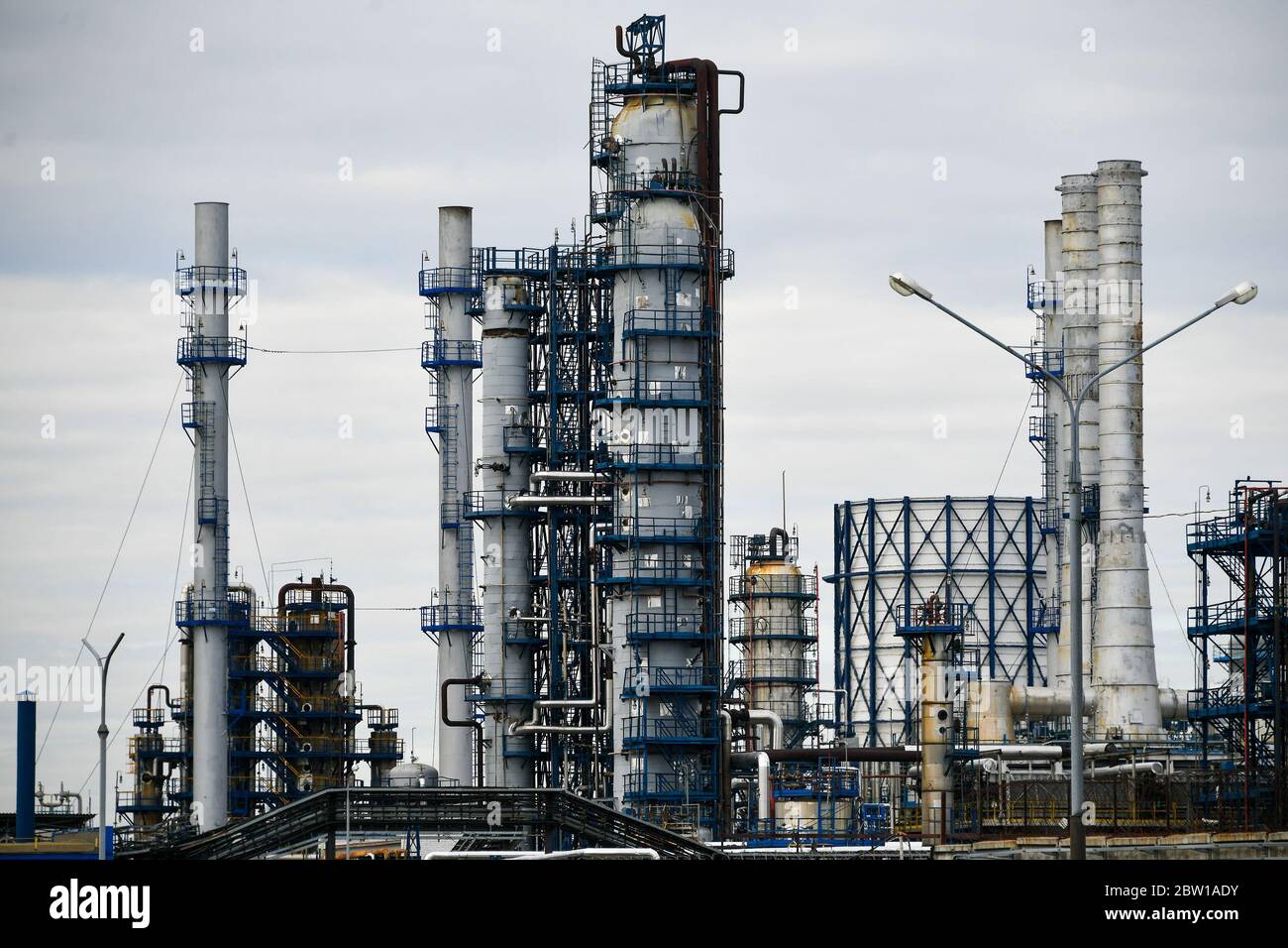 Moscou, Russie. 2 mai 2020. Tuyaux de la raffinerie de pétrole de Moscou dans la zone industrielle de Chagino-Kapotnya à Moscou, en Russie. Banque D'Images